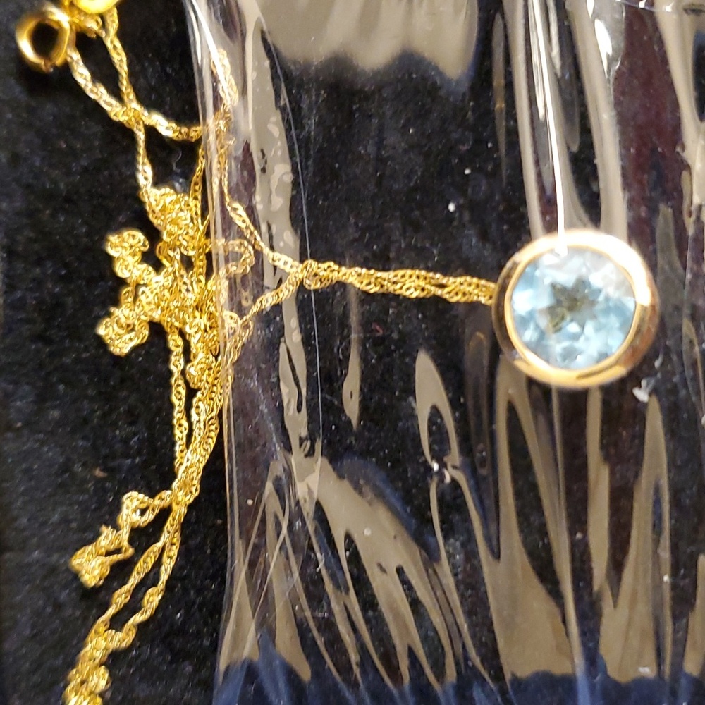 Exquisite 14K Gold Blue Topaze necklace. 18"